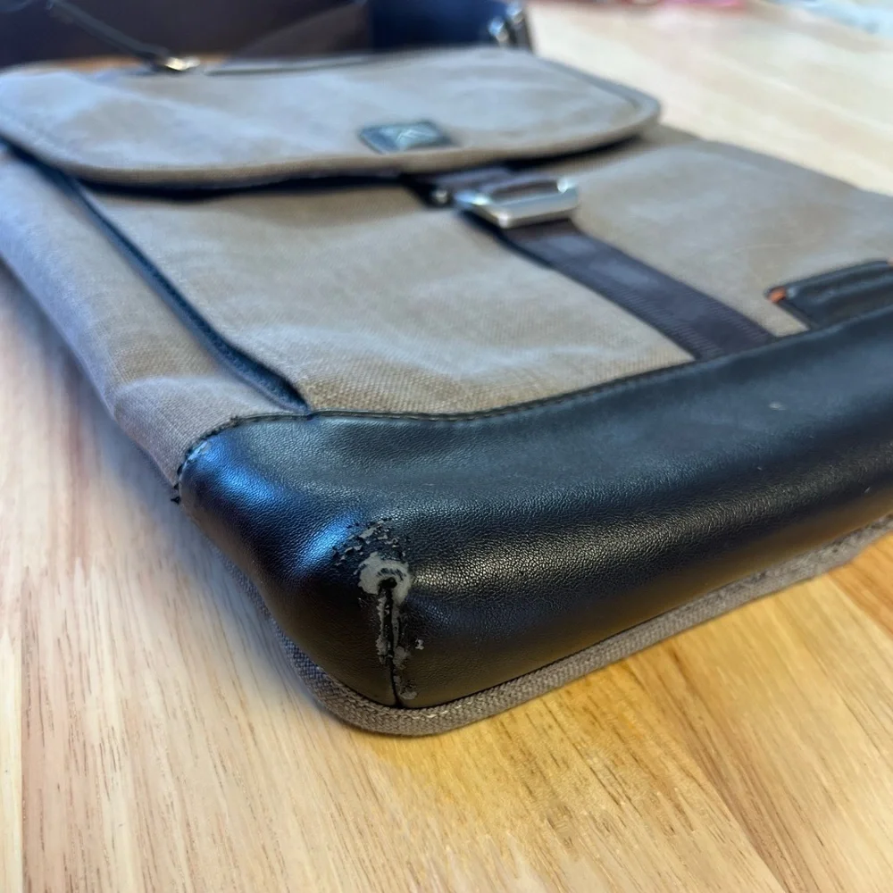 Brenthaven Collins Vertical Messenger Bag